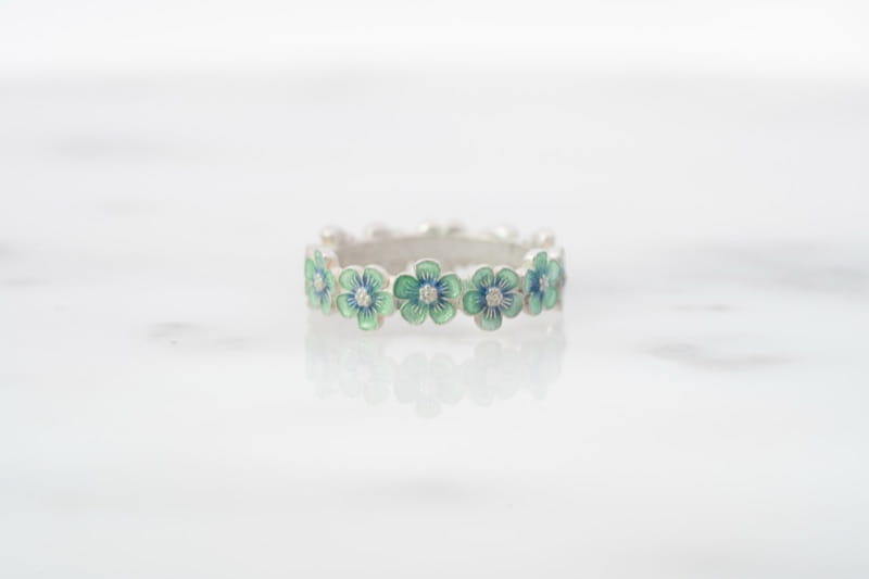 小花が全周に連なるエマーユリング