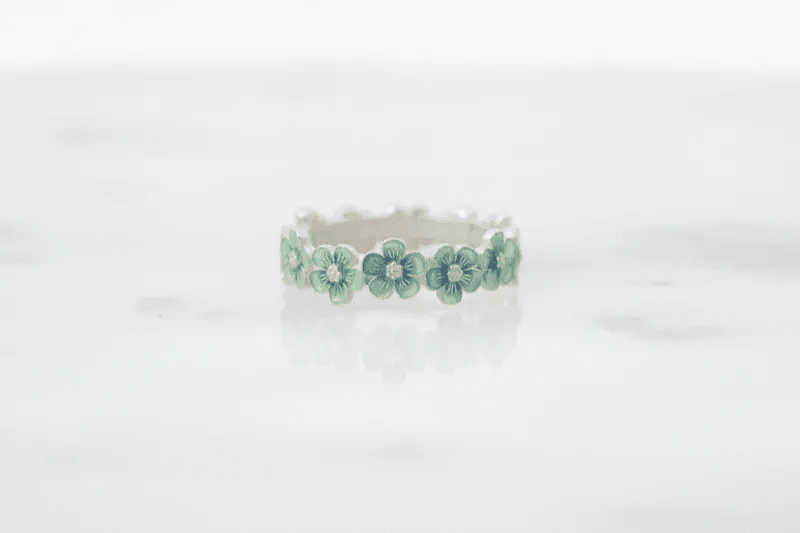 花モチーフのエマーユネックレス