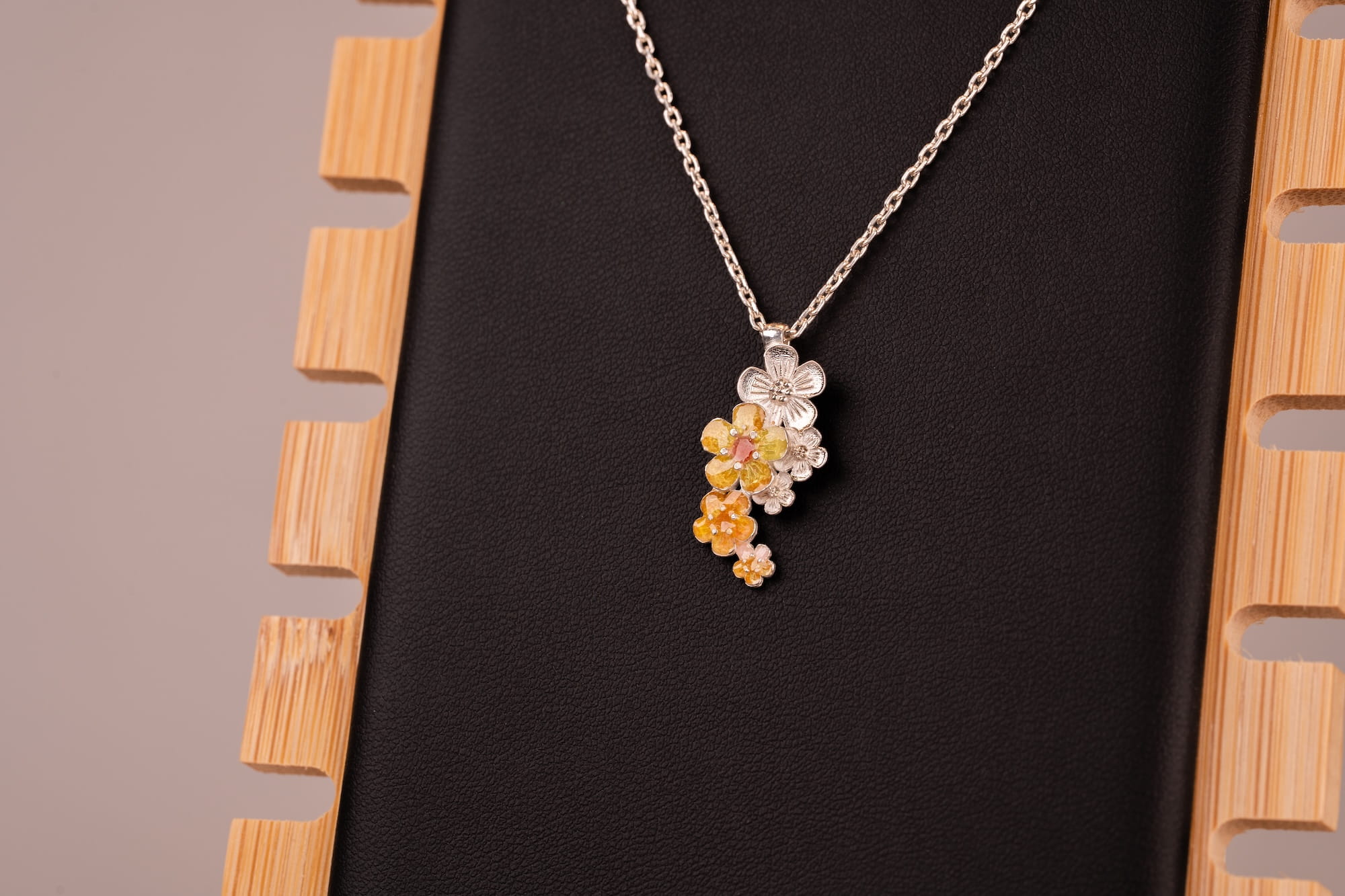 エマーユネックレス