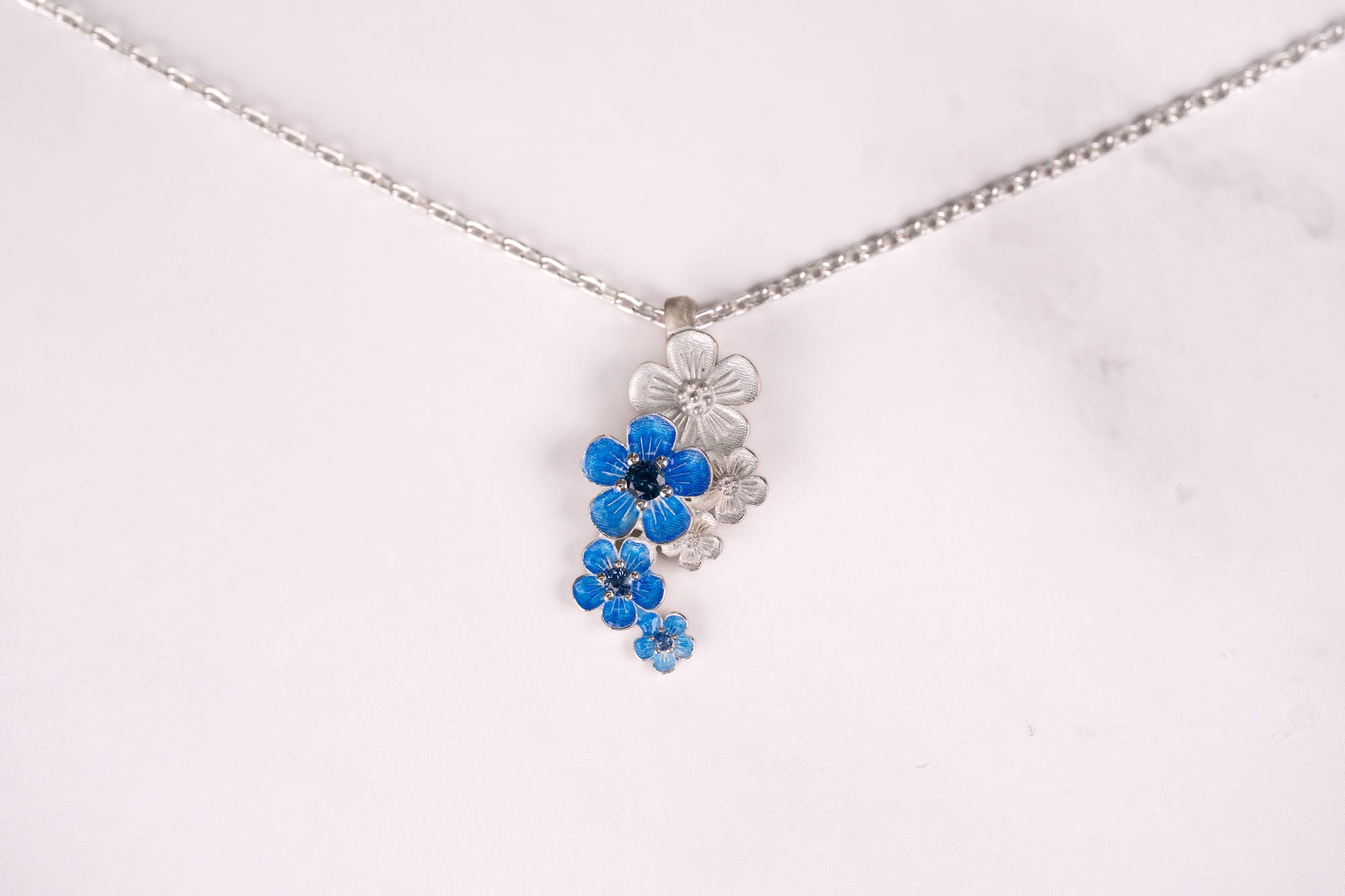 エマーユネックレス