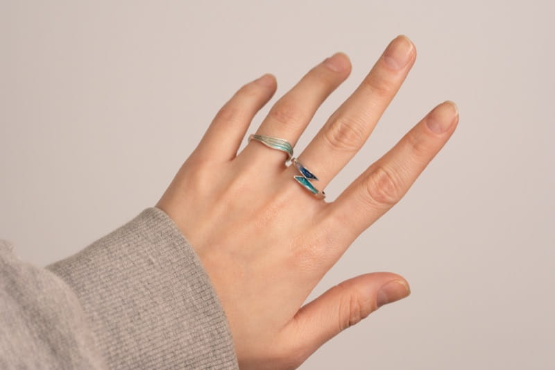 エマーユピアスを身につけた女性