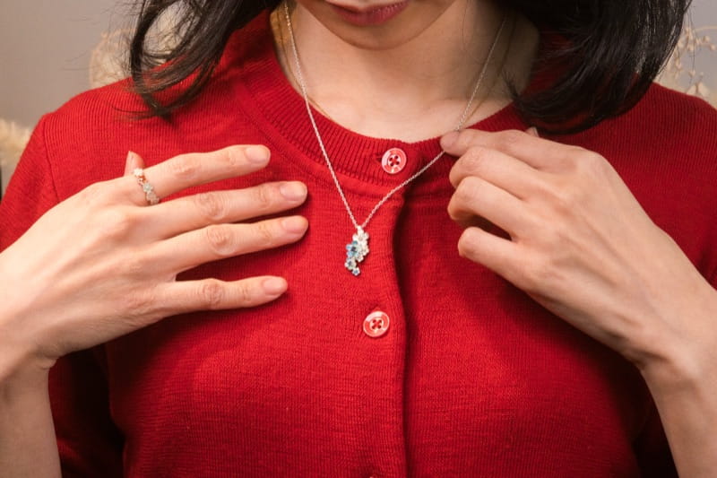 エマーユネックレスを身につけた女性