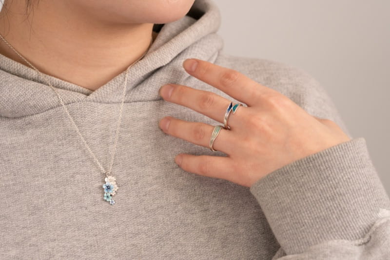 エマーユジュエリーの制作シーン