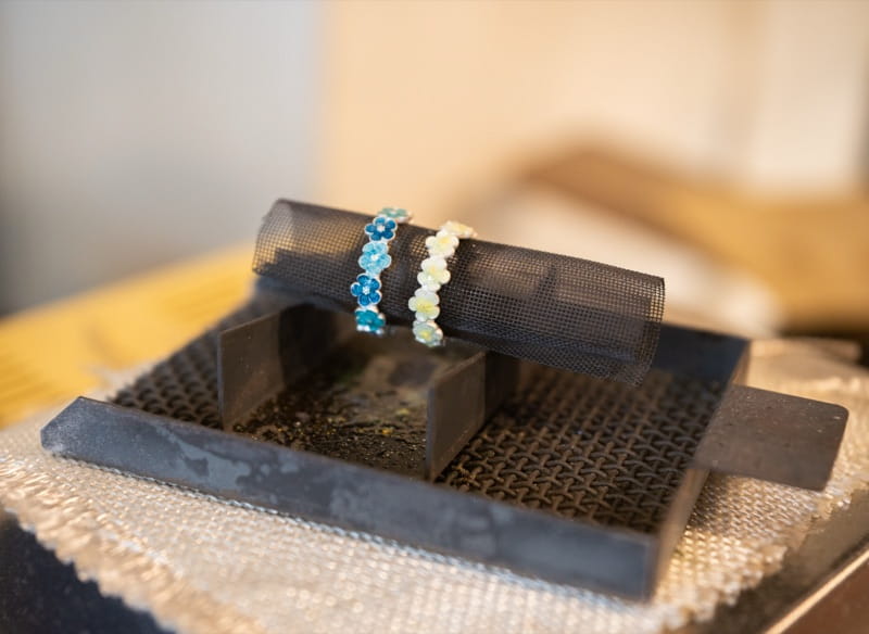 焼成して完成したエマーユリング