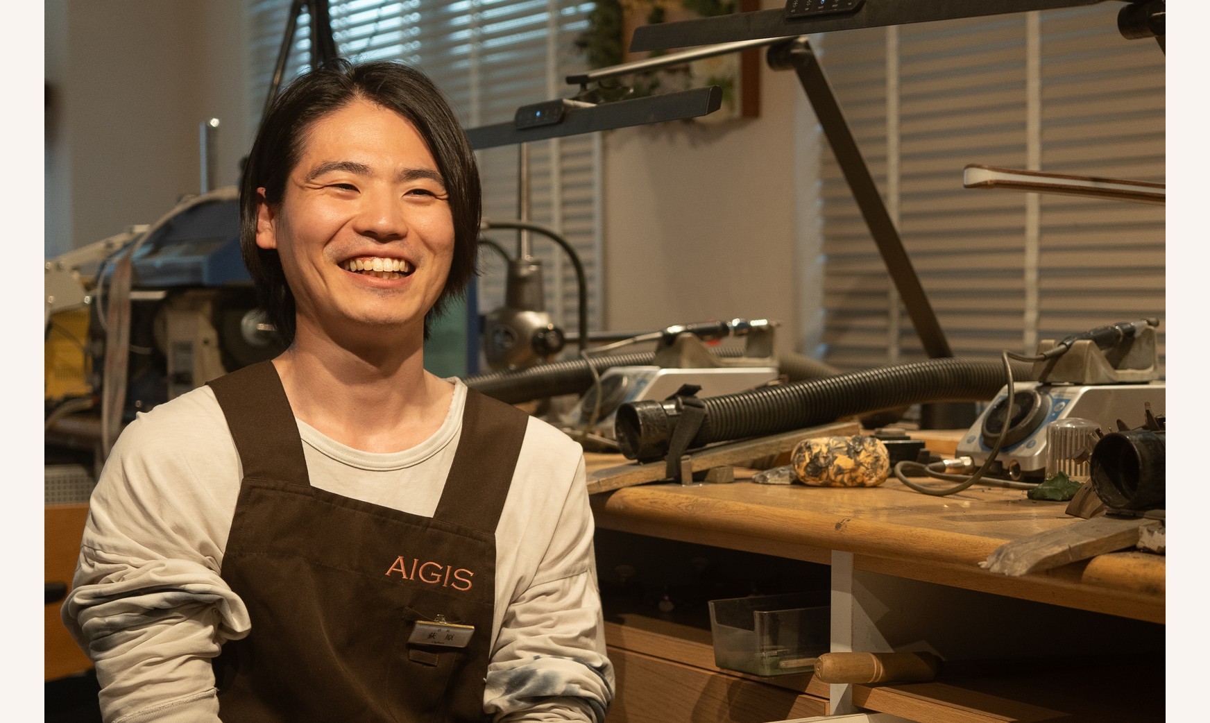 指輪工房で笑顔を見せるAIGISの店長。
