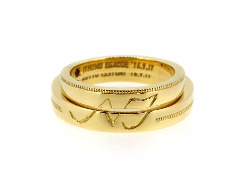 重ねるとおふたりのイニシャルのマークになる結婚指輪とミルの組み合わせ 結婚指輪２本トータルでデザインされています。