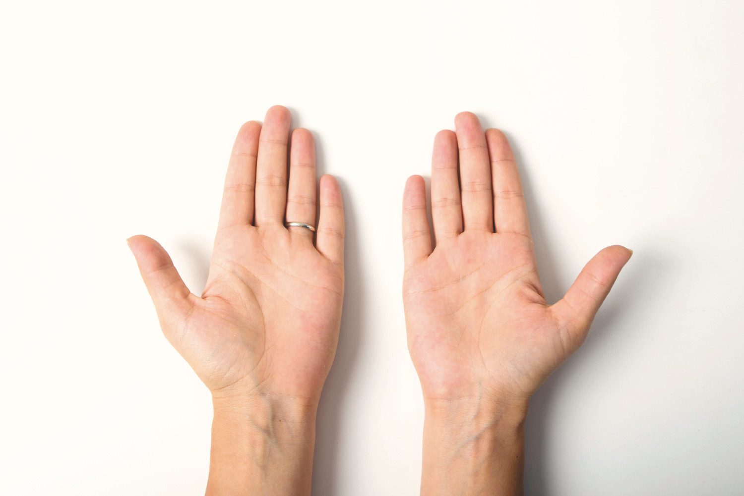 大学生カップルはペアリングをどの指につけるべき？指ごとが持つ意味を解説