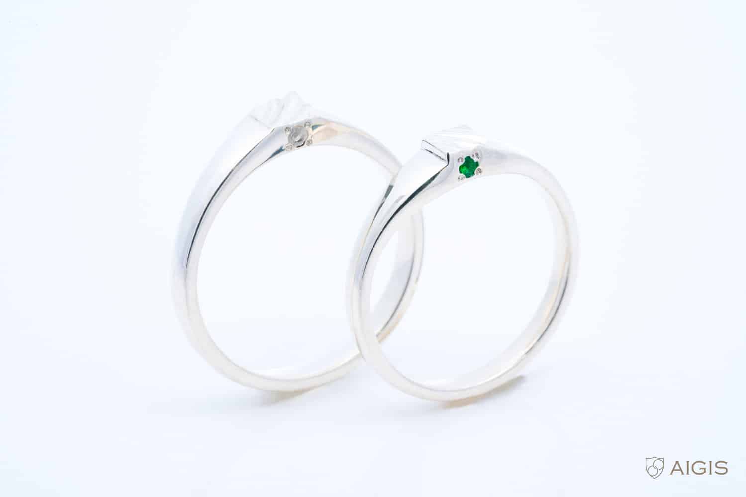 お互いの誕生石を石留めした結婚指輪