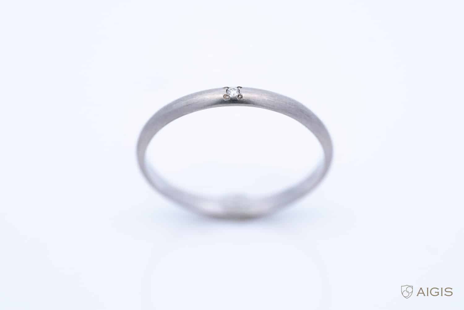ワンポイントで誕生石を石留めした結婚指輪