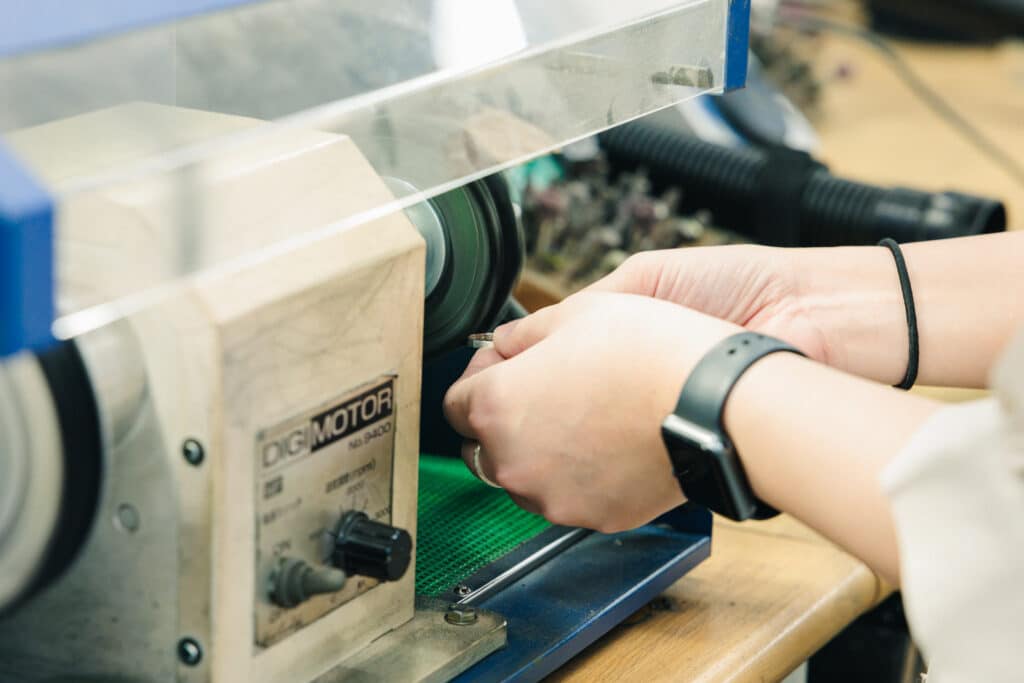 細かい傷などが残らないよう研磨を続けていく