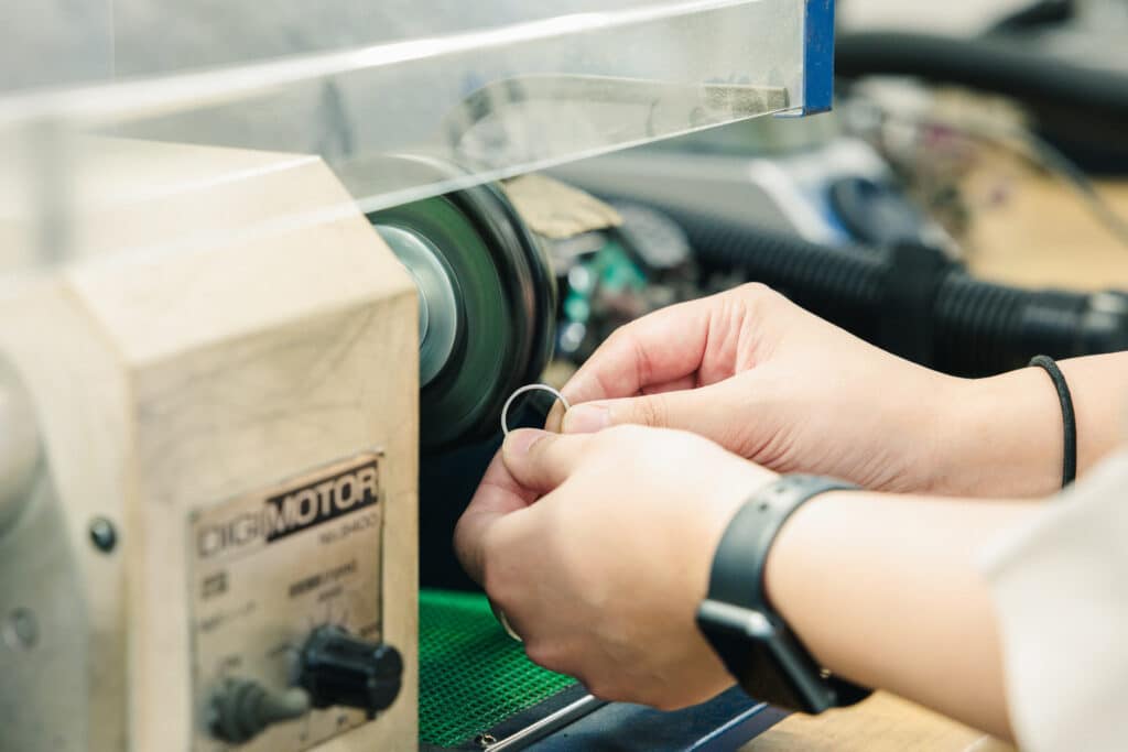 指輪の表面を研磨する