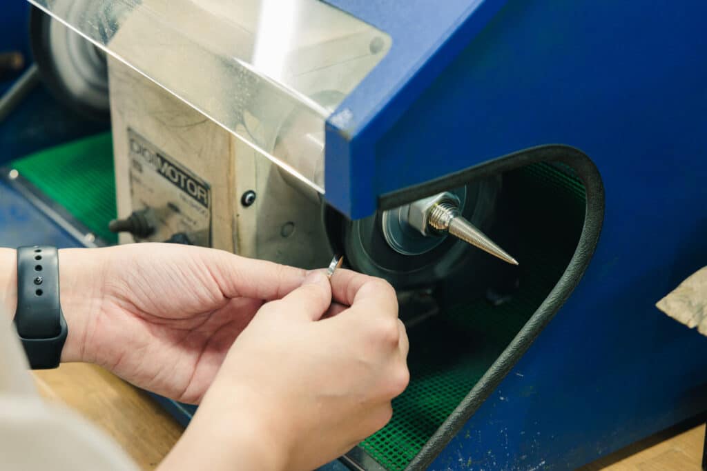 研磨することで表面を滑らかにし、模様を綺麗に彫ることができる