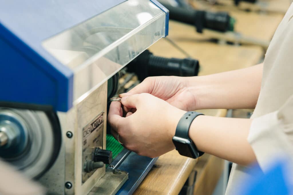 機械を使って表面の研磨を行う