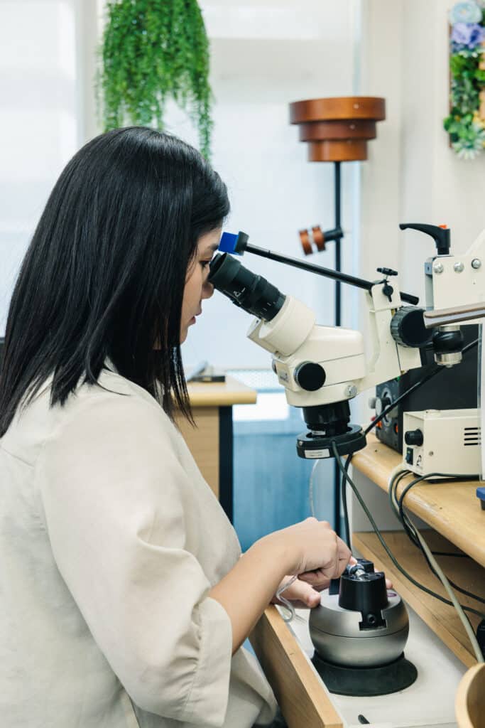 細かい作業になるので職人の技術・集中力が必要