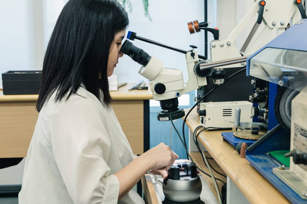 丁寧に彫り進めていく