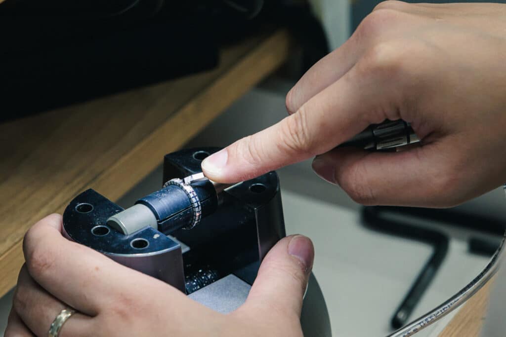 タガネを使って模様を彫っていく