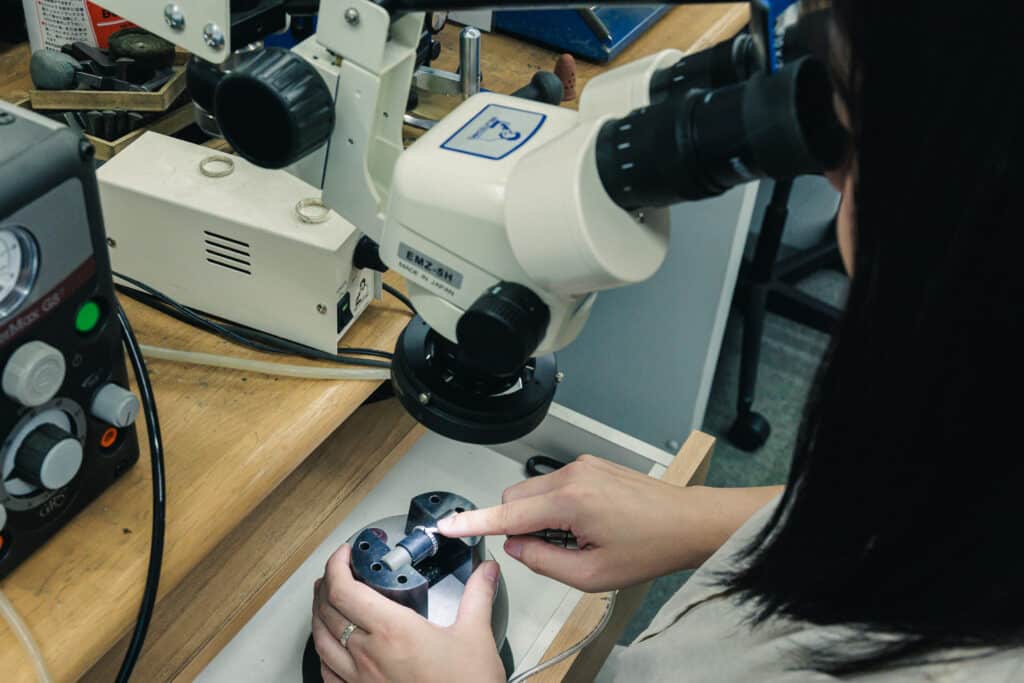 顕微鏡を使い、繊細な模様を彫っていく