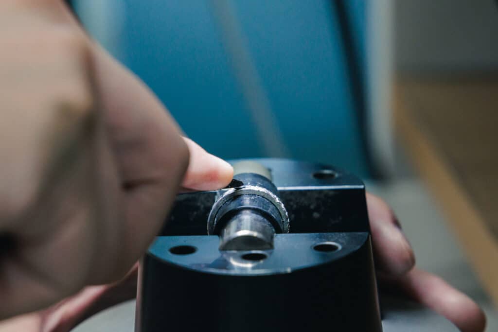 タガネで指輪の表面を削り模様を入れていく