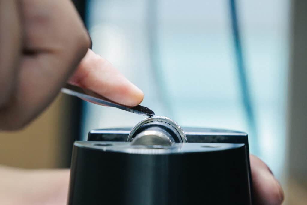 模様を1つ1つ丁寧に彫っている