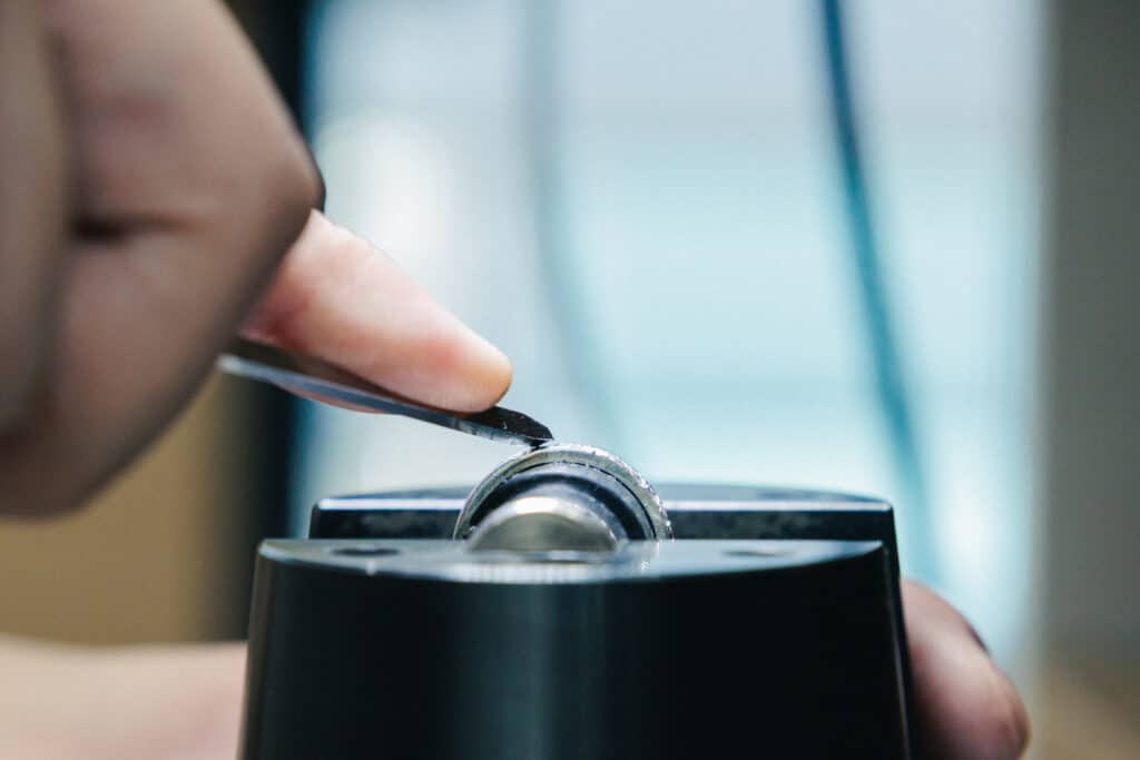 タガネで指輪に模様を入れる