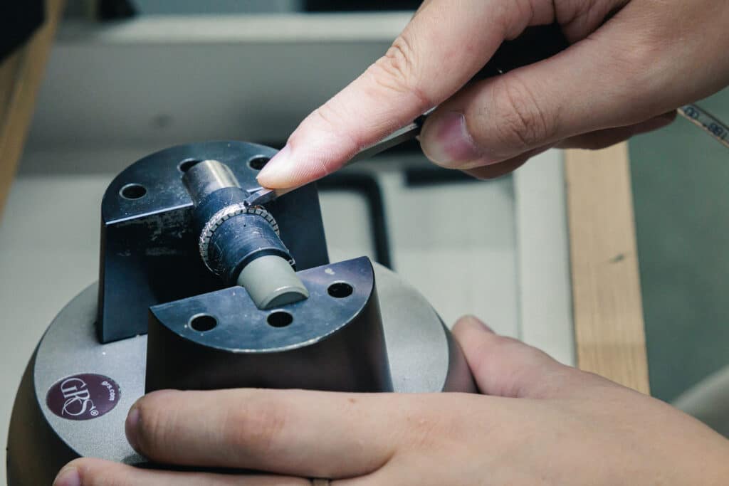 模様を彫るのは繊細な作業