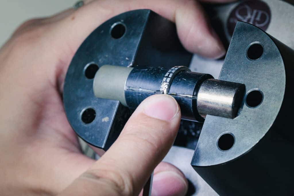 指輪をしっかり固定しながら模様を彫っていく