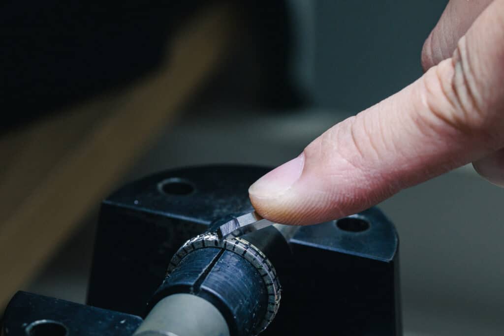 タガネの角度を変えながら、1つずつ模様を彫っていく