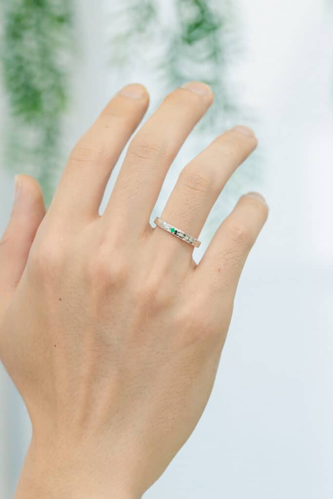 タガネ・ハワイアン彫りリングを着用したイメージ