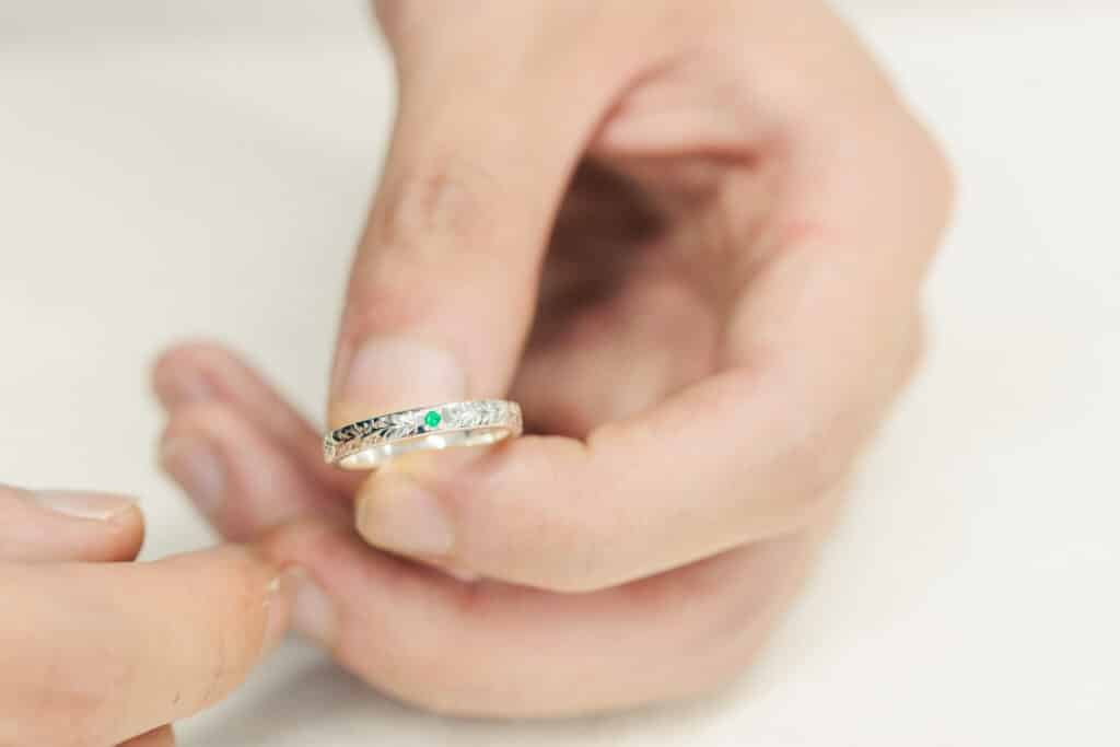 タガネ・ハワイアン彫りリングを着用する様子