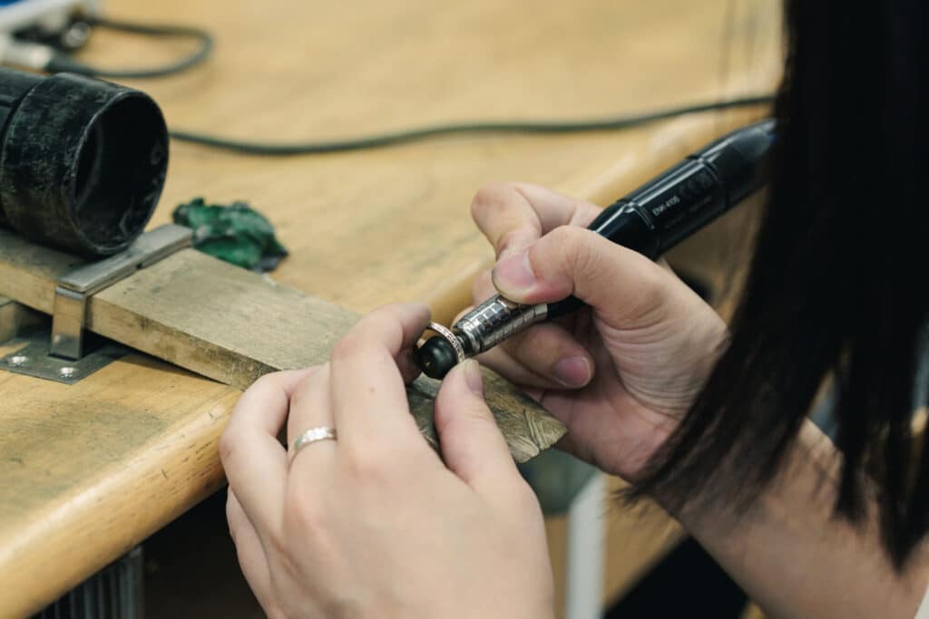 機械を使って指輪の内側を滑らかに整える