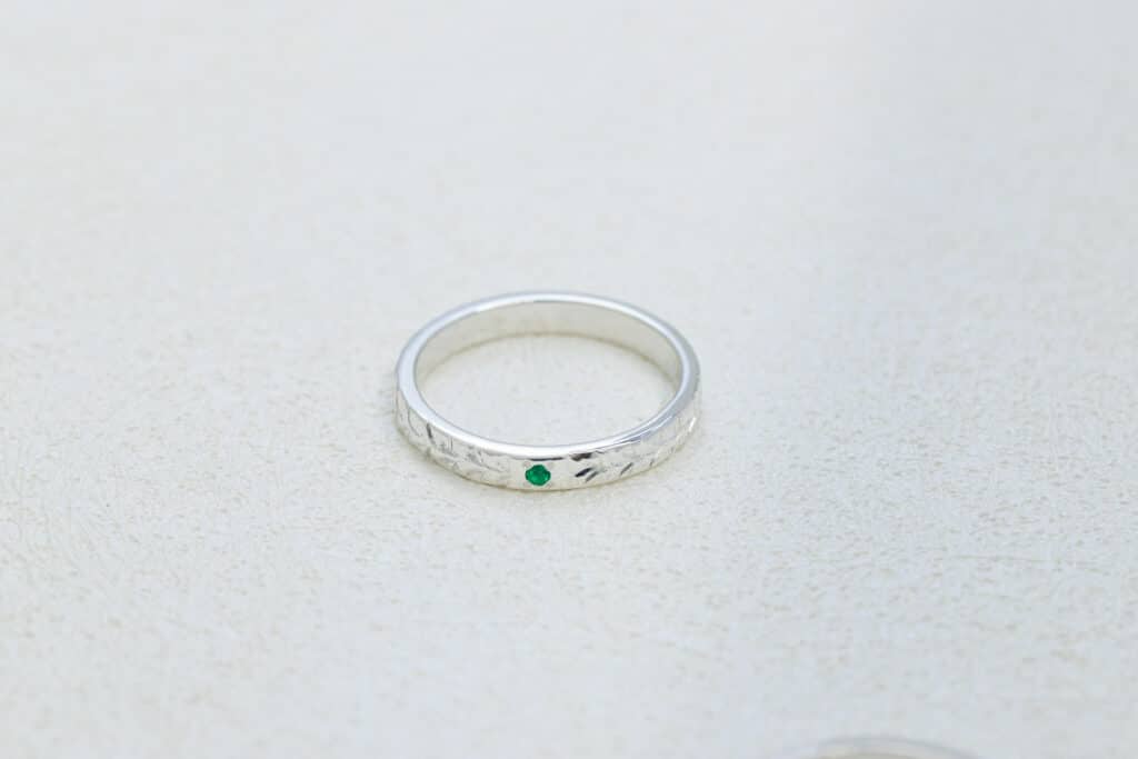 石留め加工がされたタガネ・ハワイアン彫りリング（石：グリーン）