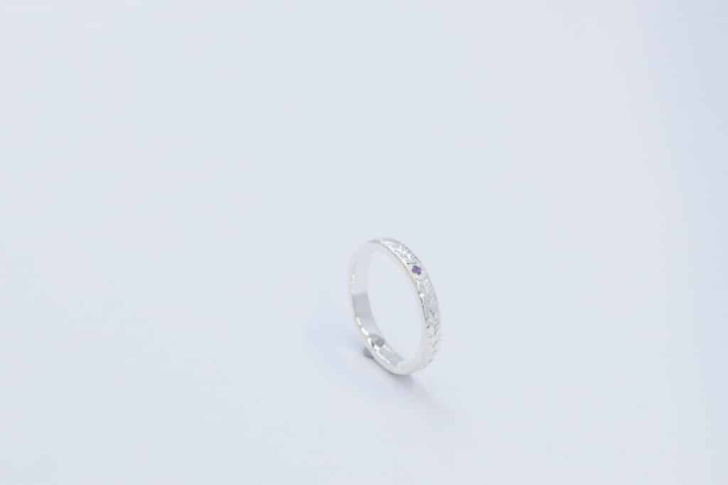 石留め加工を施したタガネ・ハワイアン彫りリング（パープル）