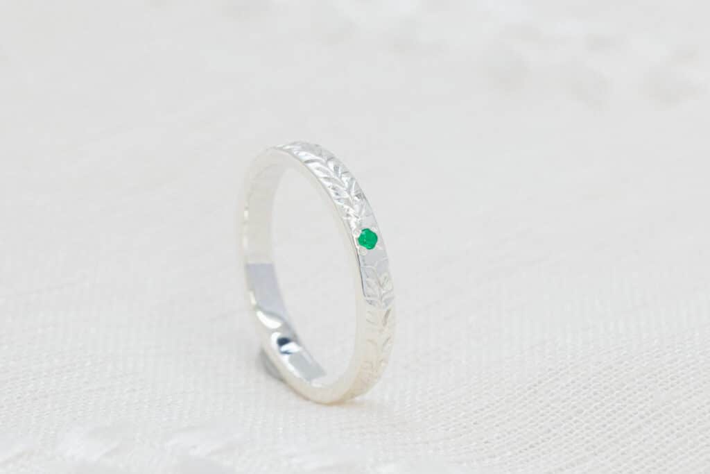 石留め加工を施したタガネ・ハワイアン彫りリング（グリーン）