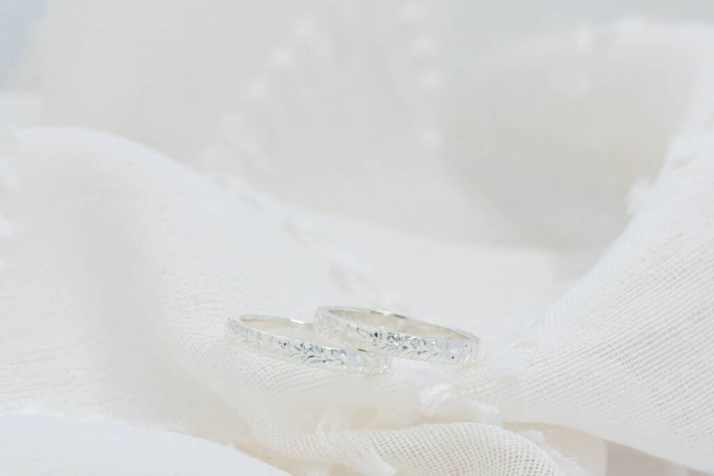 重ねるとより綺麗なタガネ・ハワイアン彫りペアリング