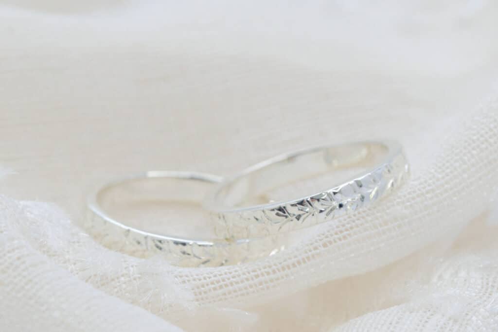 お揃いの模様でも素敵なタガネ・ハワイアン彫りペアリング