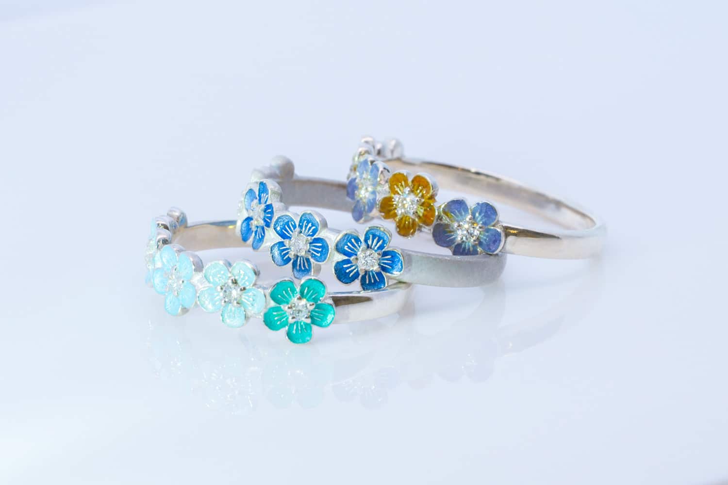 花のデザインのエマーユリング