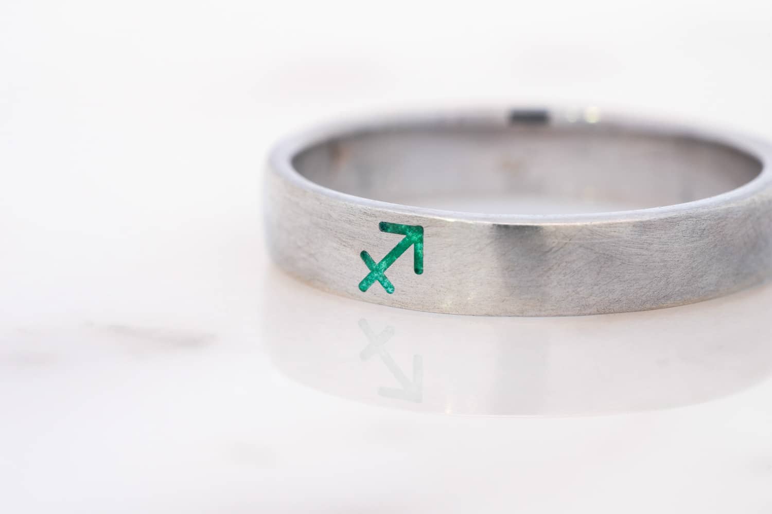 彫りにエマーユ加工したリング