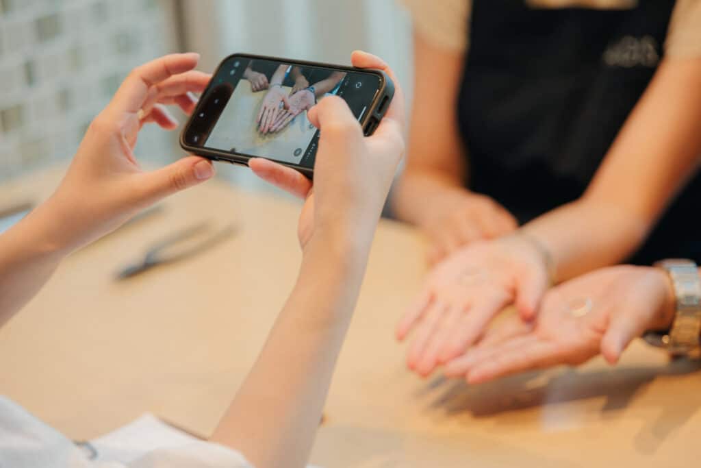 出来上がった指輪と一緒に撮影する様子