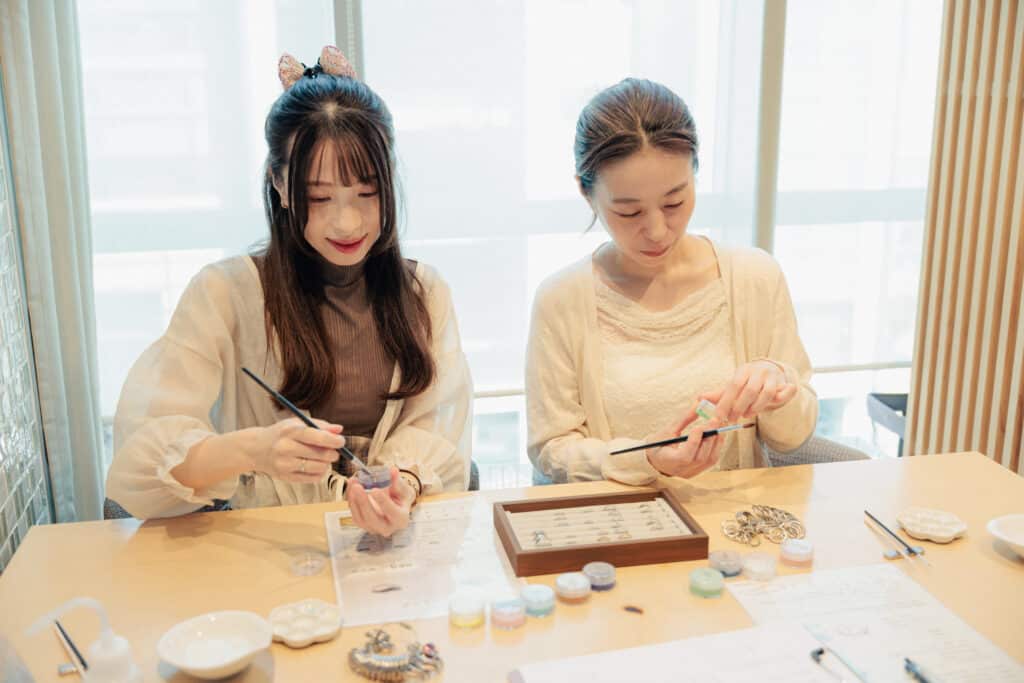 指輪を制作するお二人の様子