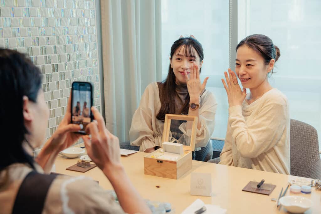 撮影⑤出来上がった指輪と一緒に