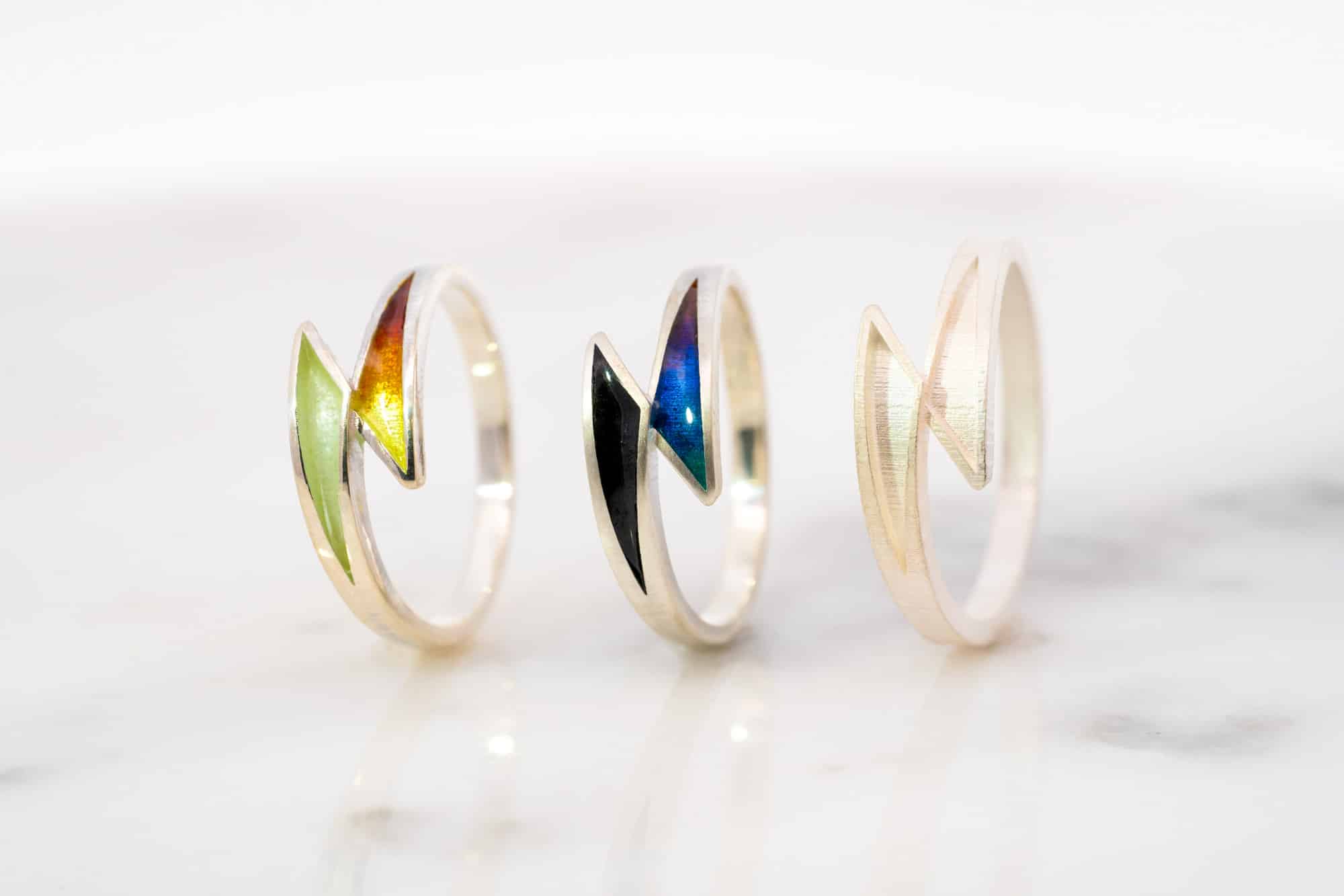 グラデーションで色付けを行ったエマーユリング