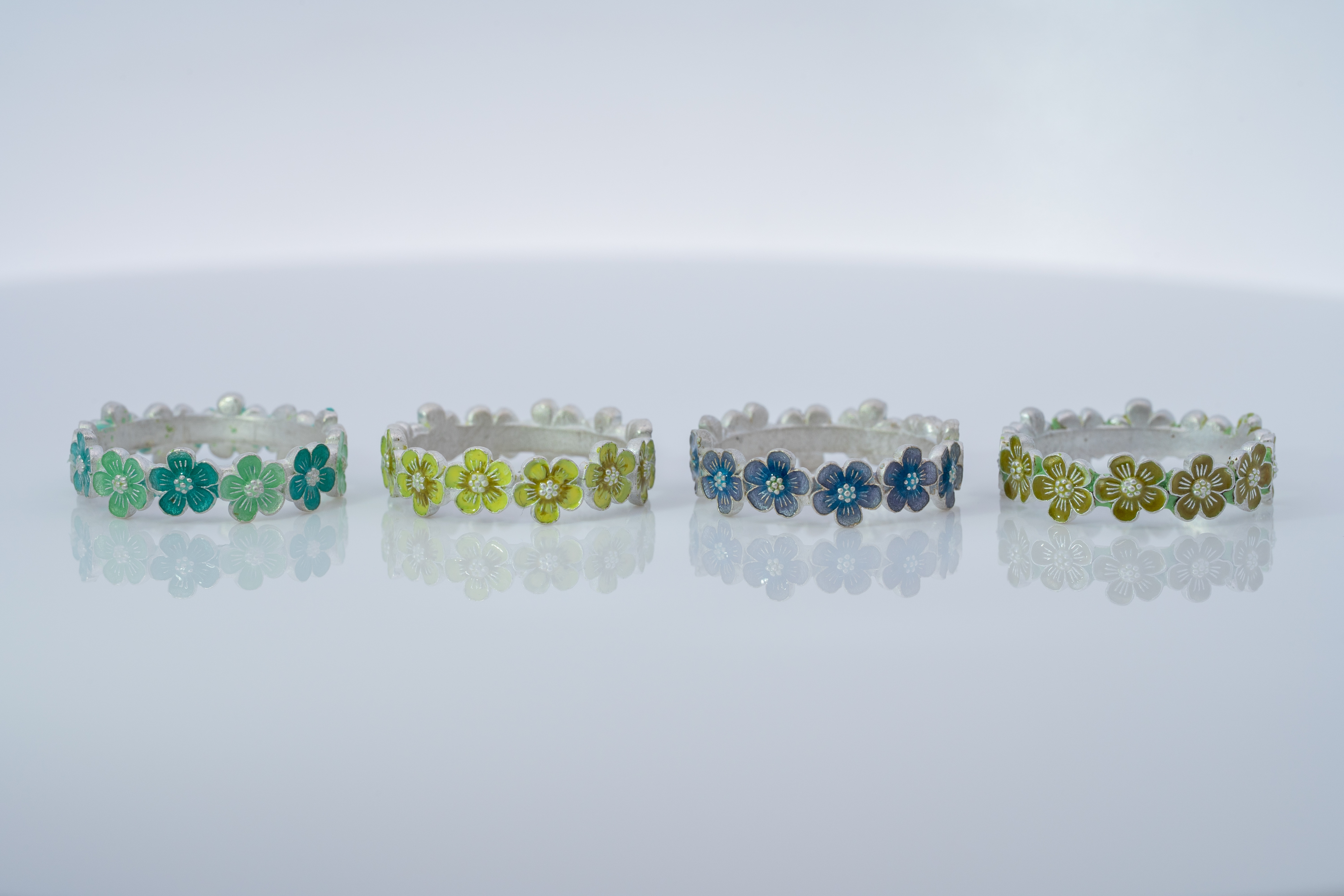 花モチーフのエマーユリング4つ