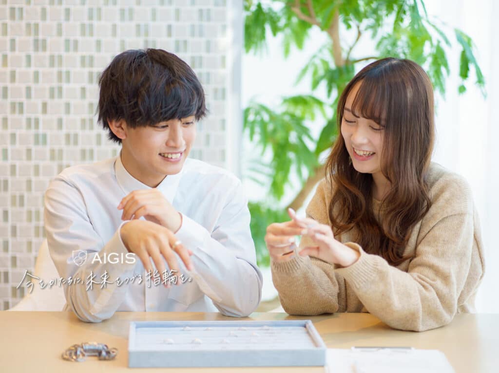 リングを作るカップル