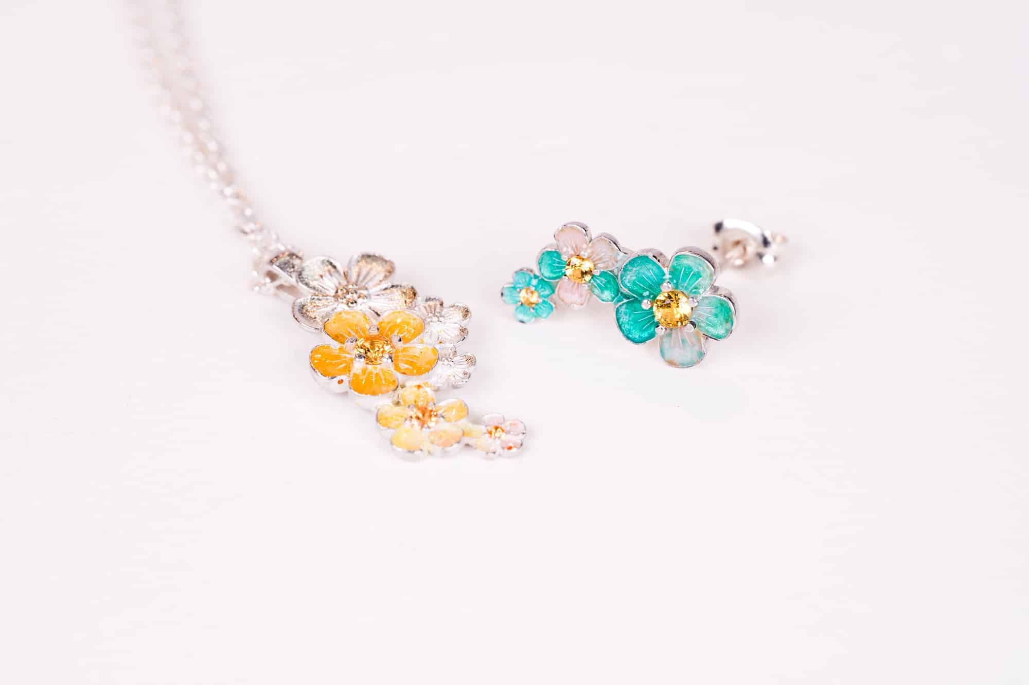 AIGISの「エマーユピアス」「エマーユネックレス」