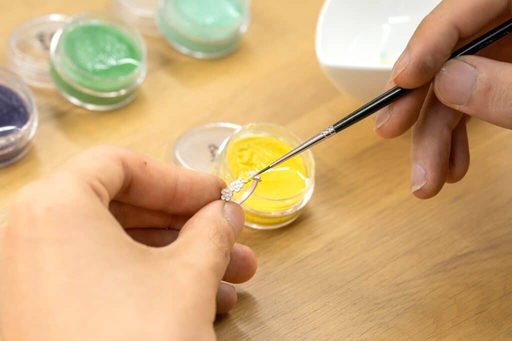 エマーユを施す