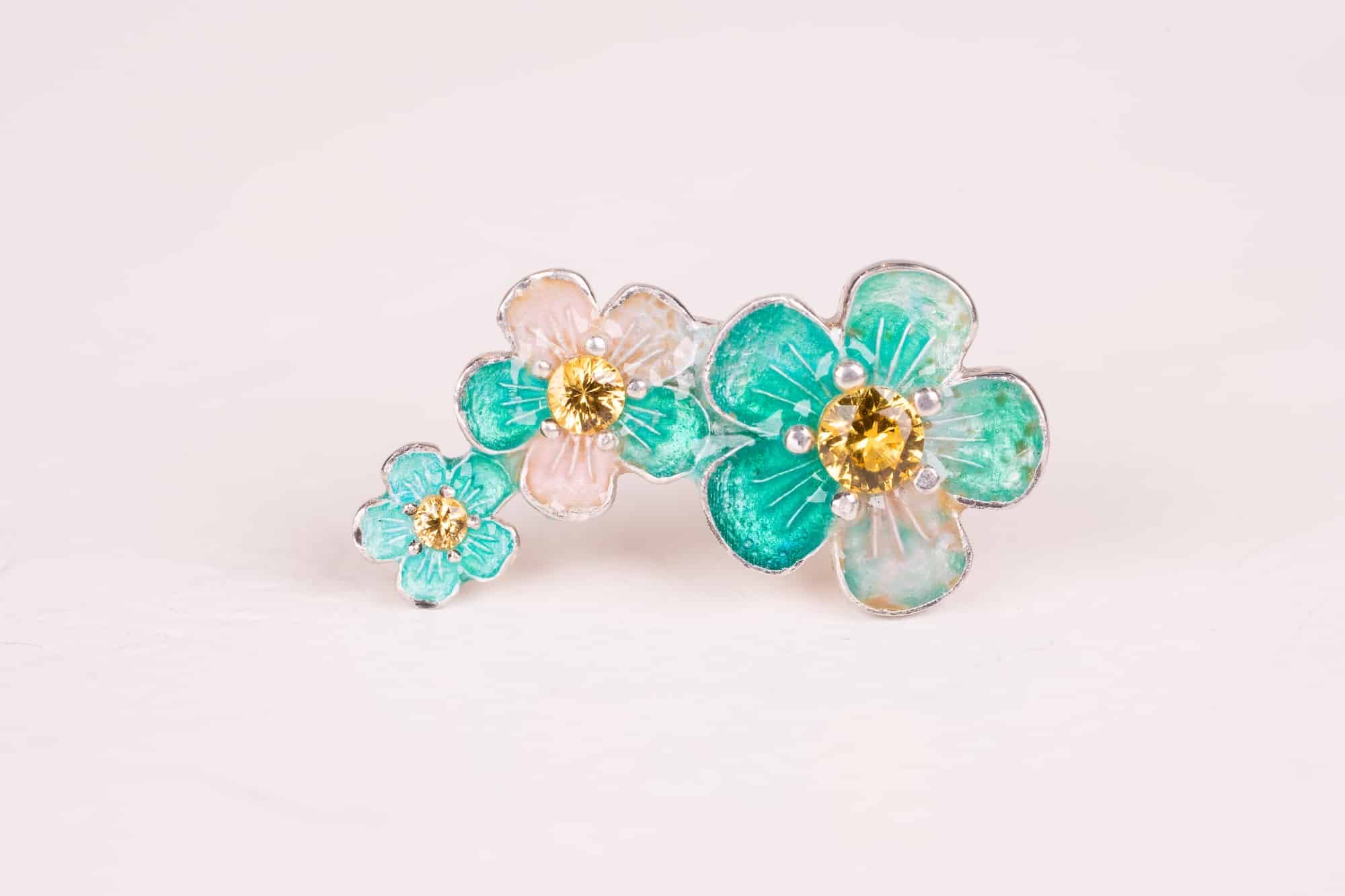 イエローサファイヤを石留めしたエマーユピアス