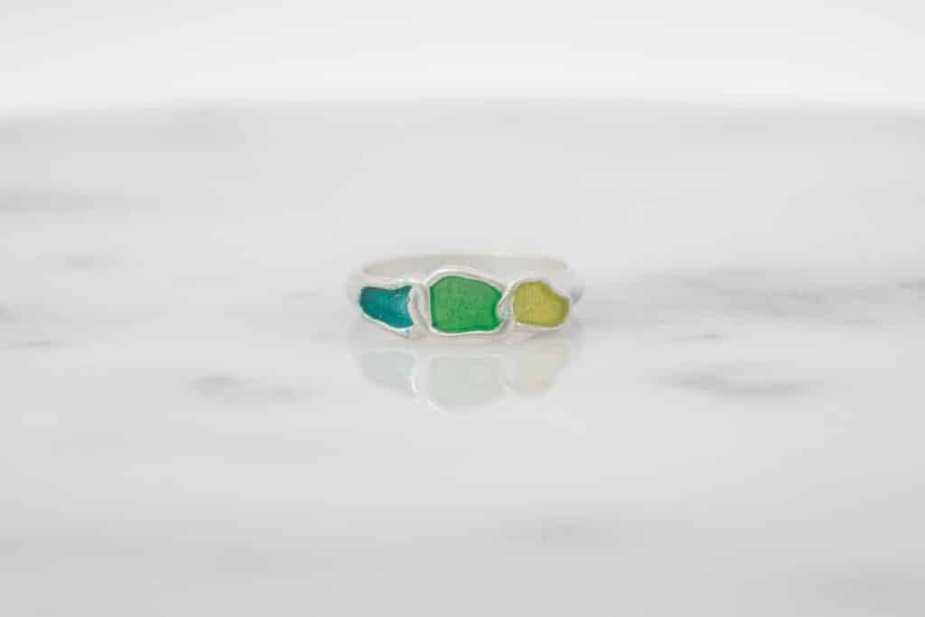 黄緑を使ったみなもデザインのエマーユリング