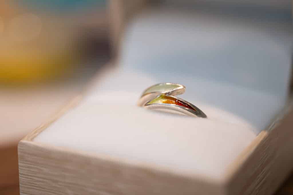 赤色をグラデーションに使ったつどいデザインのエマーユリング②