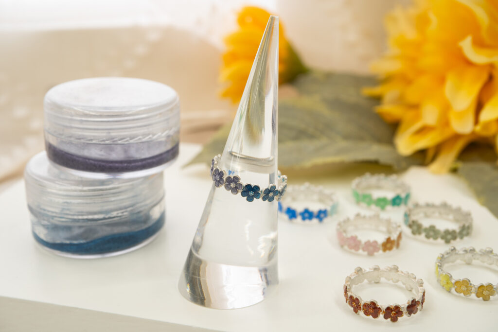 藤色（紫）とネービーの花モチーフエマーユリング①