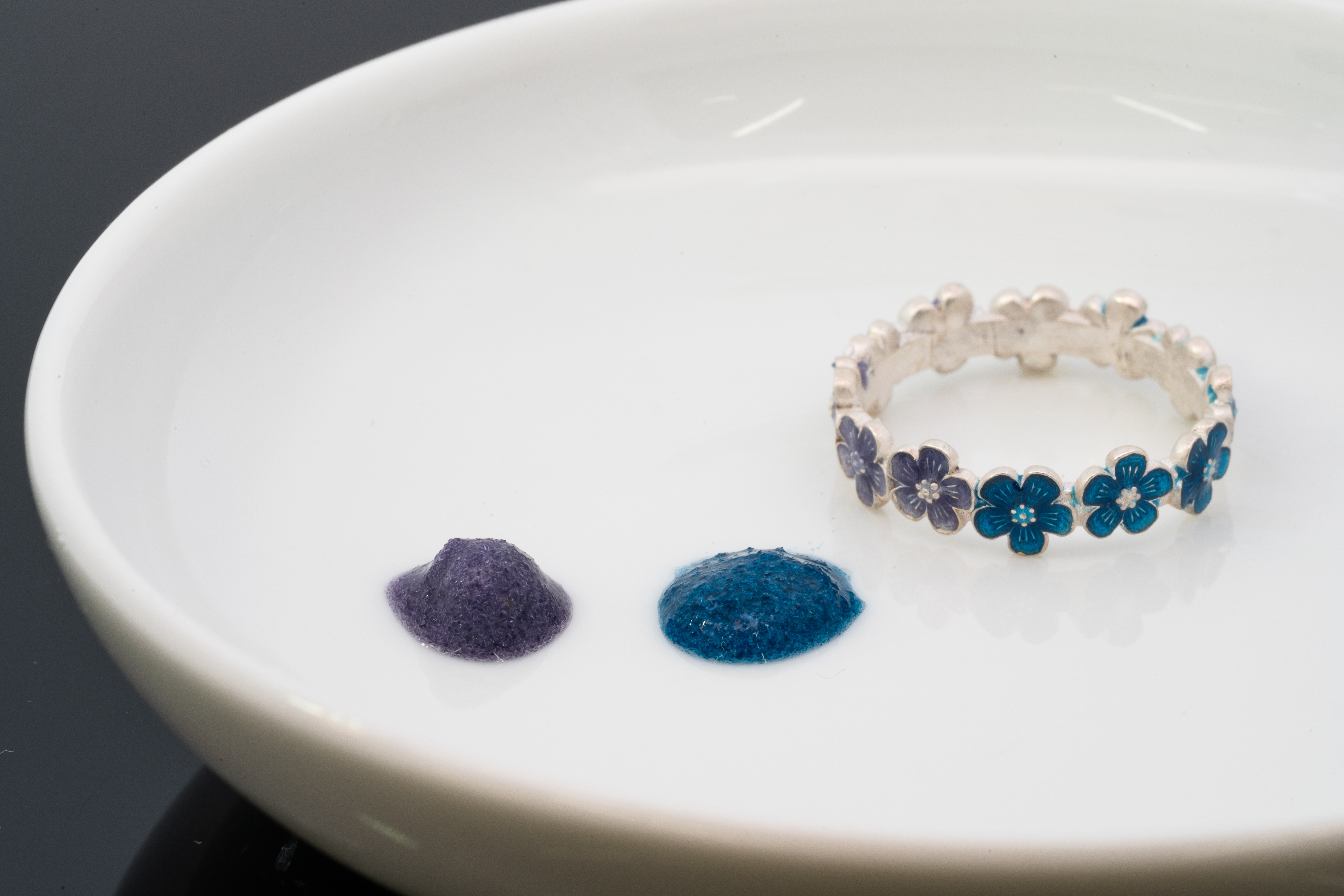 藤色(紫)とネービーの花モチーフエマーユリング①